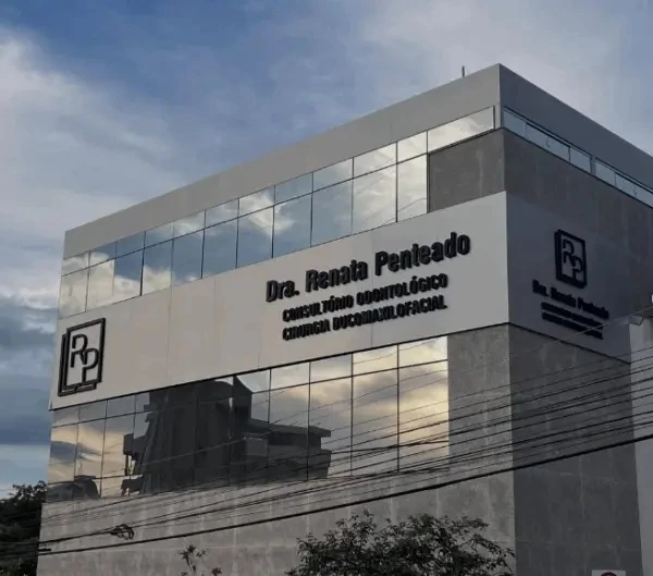 Fachada predial com letras caixa fixadas na parede