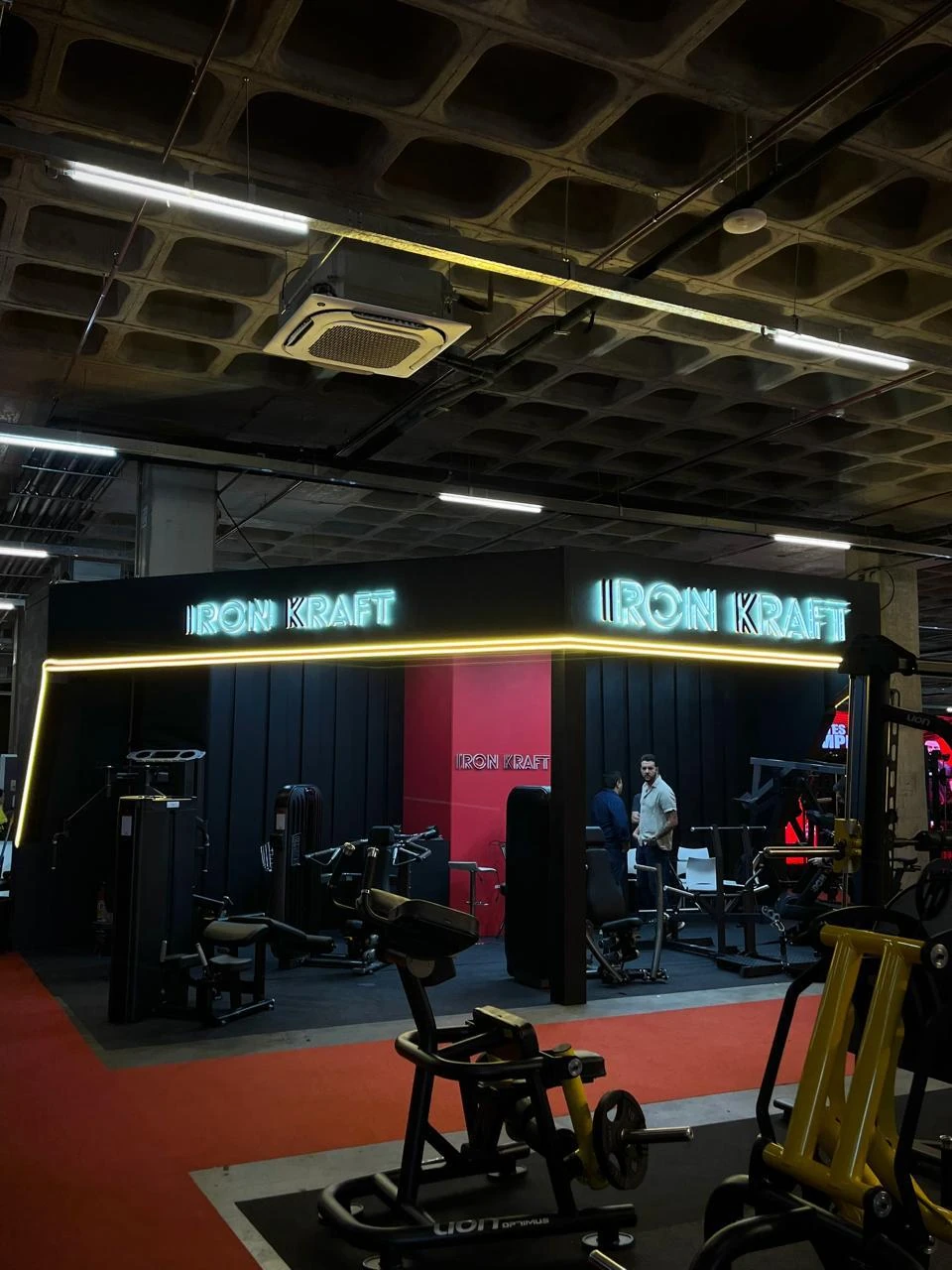 Estande de academia com letreiros iluminados