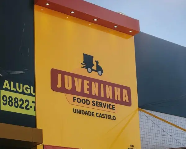 Painel de fachada montado em restaurante, sem pessoas visíveis
