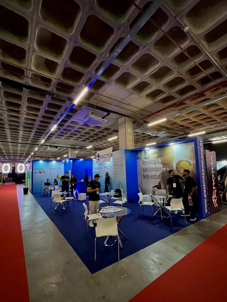 Estande com piso colorido em pavilhão de feira