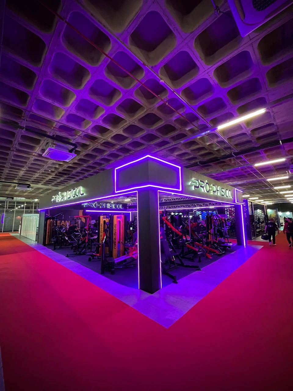 Estande com iluminação em LED roxa, em pavilhão de feira